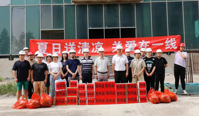 夏日送清涼，關(guān)愛在一線(圖1)